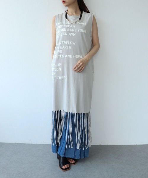 Cepica（セピカ）の「フリンジヘムロゴワンピース（ワンピース・レディース・グレー/ベージュ・FREE）」の2枚目の写真