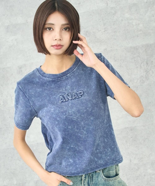 ANAP（アナップ）の「ANAP エンボスロゴＴシャツ（Tシャツ/カットソー・レディース・ブラック/ブルー/ピンク/ネイビー・FREE）」の3枚目の写真