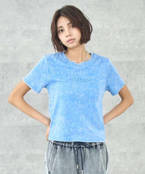 ANAP（アナップ）の「ANAP エンボスロゴＴシャツ（Tシャツ/カットソー・レディース・ブラック/ブルー/ピンク/ネイビー・FREE）」の4枚目の写真