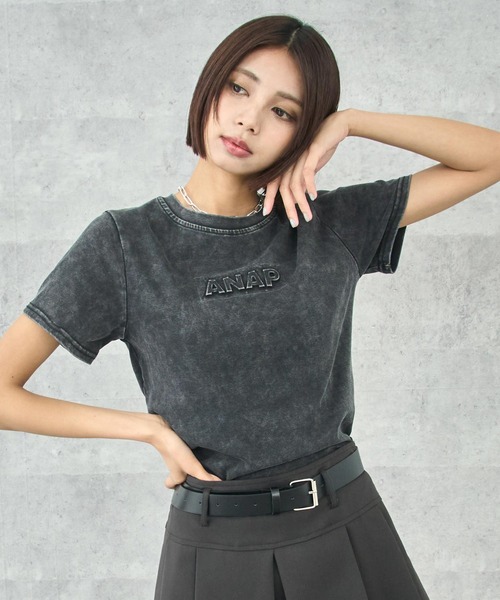 ANAP（アナップ）の「ANAP エンボスロゴＴシャツ（Tシャツ/カットソー・レディース・ブラック/ブルー/ピンク/ネイビー・FREE）」の2枚目の写真