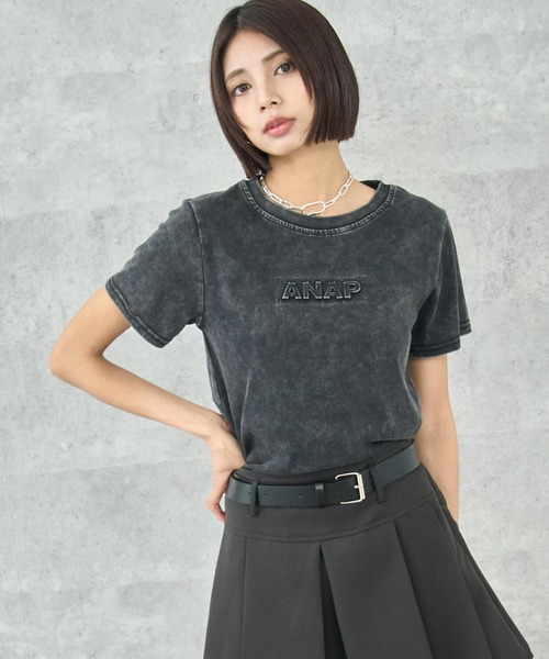 ANAP（アナップ）の「ANAP エンボスロゴＴシャツ（Tシャツ/カットソー・レディース・ブラック/ブルー/ピンク/ネイビー・FREE）」の9枚目の写真