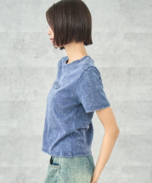 ANAP（アナップ）の「ANAP エンボスロゴＴシャツ（Tシャツ/カットソー・レディース・ブラック/ブルー/ピンク/ネイビー・FREE）」の6枚目の写真