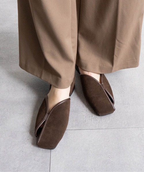 Fabby fabby(ファビィーファビィー)の「アシンメトリーVカットパンプス(パンプス・レディース・ブラック/ブラウン/ベージュ/ブラック系その他/ブラウン系その他・LARGE/MEDIUM/SMALL)」の4枚目の写真
