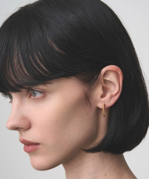 Juha(ユハ)の「PIERCE - TWIST - GOLD(ピアス(片耳用)・メンズ・ゴールド・FREE)」の2枚目の写真