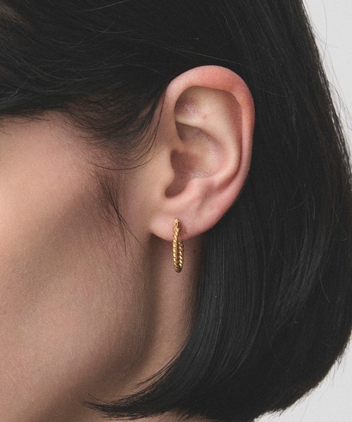 Juha(ユハ)の「PIERCE - TWIST - GOLD(ピアス(片耳用)・メンズ・ゴールド・FREE)」の3枚目の写真