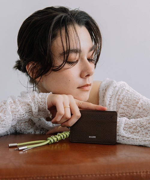 Beau're(ヴュレ)の「BEAURE レザーコード付き パスケース(パスケース・レディース・シルバー/アイボリー/ネイビー/イエロー/ブラウン/ピンク・FREE)」の3枚目の写真