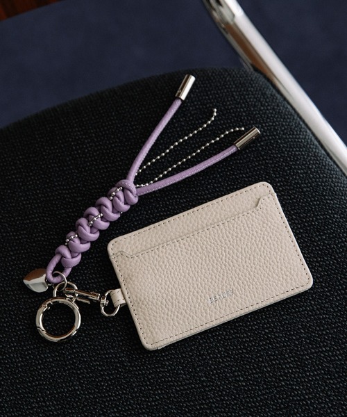 Beau're(ヴュレ)の「BEAURE レザーコード付き パスケース(パスケース・レディース・シルバー/アイボリー/ネイビー/イエロー/ブラウン/ピンク・FREE)」の2枚目の写真