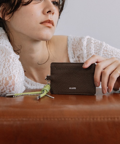 Beau're(ヴュレ)の「BEAURE レザーコード付き パスケース(パスケース・レディース・シルバー/アイボリー/ネイビー/イエロー/ブラウン/ピンク・FREE)」の8枚目の写真