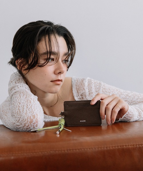 Beau're(ヴュレ)の「BEAURE レザーコード付き パスケース(パスケース・レディース・シルバー/アイボリー/ネイビー/イエロー/ブラウン/ピンク・FREE)」の9枚目の写真