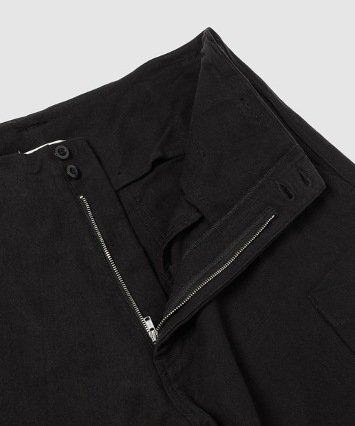 WhoWhat(フーワット)の「ORIGAMI POCKET CARGO PANTS(カーゴパンツ・メンズ・ホワイト/ブラック・M)」の7枚目の写真