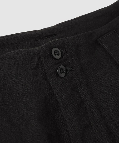 WhoWhat(フーワット)の「ORIGAMI POCKET CARGO PANTS(カーゴパンツ・メンズ・ホワイト/ブラック・M)」の5枚目の写真