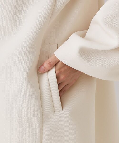 OPAQUE.CLIP（オペークドットクリップ）の「フレアスリーブミドルコート【洗濯機OK】（ノーカラーコート・レディース・オフホワイト/ブラック・40/38/36）」の16枚目の写真