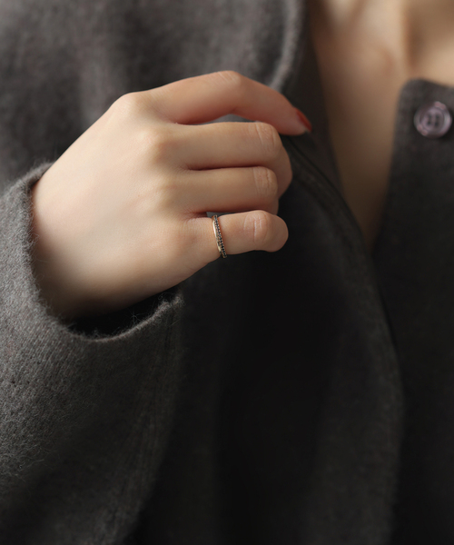 Lilas(リラ)の「《WEB限定》ダブルラインブラックダイヤピンキーリング K10(リング・レディース・ゴールド・3/5)」の4枚目の写真