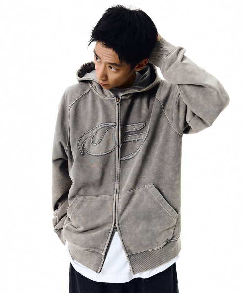 F.ILLUMINATE(フィルミネイト)の「シンボルストーンピグメントフードジップアップ-グレー(パーカー・レディース・その他・SMALL/MEDIUM/LARGE)」の3枚目の写真
