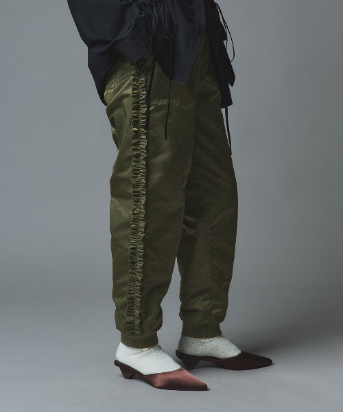 W:Huku（フーク）の「【W:Huku / ナイロンオックス】キルティング フリル パンツ / Nylon Oxford Quilted Frill Pants（その他パンツ・レディース・ブラック/ライトベージュ/カーキ・FREE）」の3枚目の写真