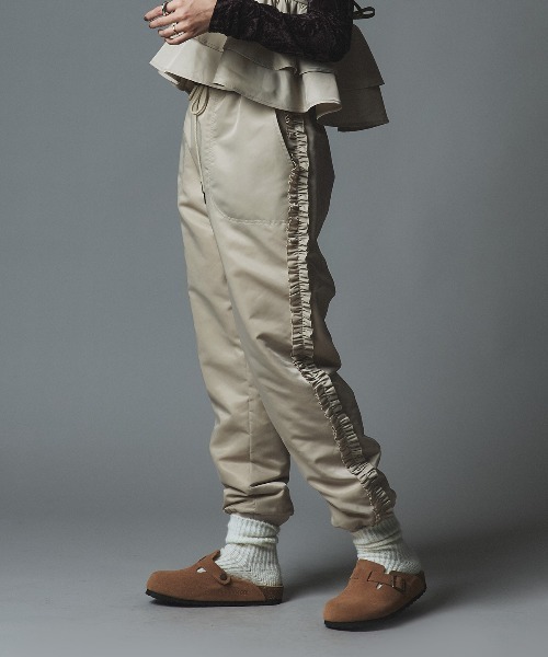W:Huku（フーク）の「【W:Huku / ナイロンオックス】キルティング フリル パンツ / Nylon Oxford Quilted Frill Pants（その他パンツ・レディース・ブラック/ライトベージュ/カーキ・FREE）」の4枚目の写真