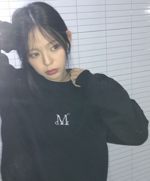 MUCENT(ムセント)の「メタルロゴシグネチャースウェット(男女共用)(スウェット・レディース・ブラック・SMALL/LARGE)」の8枚目の写真