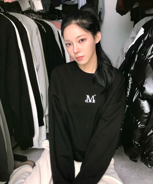 MUCENT(ムセント)の「メタルロゴシグネチャースウェット(男女共用)(スウェット・レディース・ブラック・SMALL/LARGE)」の10枚目の写真