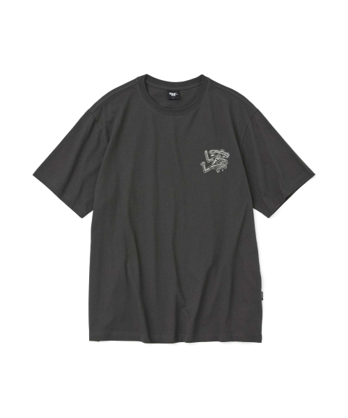 WMC(ダブリューエムシー)の「ストーンロゴTシャツ_CHARCOAL GREY(Tシャツ/カットソー・メンズ・ダークグレー・MEDIUM/LARGE/X-LARGE)」の1枚目の写真