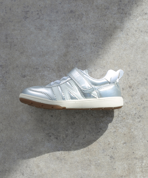 IENA ENFANT（イエナアンファン）の「【IFME/イフミー】別注スニーカー kids(15cm-21.5cm)（スニーカー・キッズ・シルバー/ブラック・21/20/19/18/17/16/15 ）」の2枚目の写真