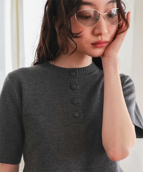 miette(ミエット)の「くるみ釦ペプラム半袖ニット(ニット/セーター・レディース・ブラック/キャメル/チャコール/ベージュ・L/M/S)」の17枚目の写真