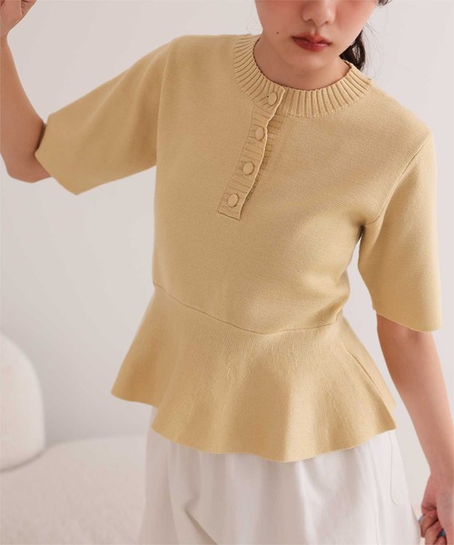 miette(ミエット)の「くるみ釦ペプラム半袖ニット(ニット/セーター・レディース・ブラック/キャメル/チャコール/ベージュ・L/M/S)」の21枚目の写真