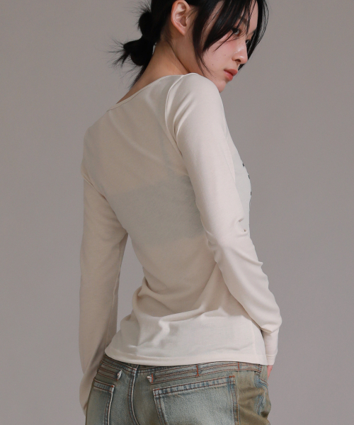 LIKE THE MOST（ライクザモースト）の「23.7 レタリングUネックTシャツ_クリーム（Tシャツ/カットソー・レディース・その他・L/S/M）」の4枚目の写真