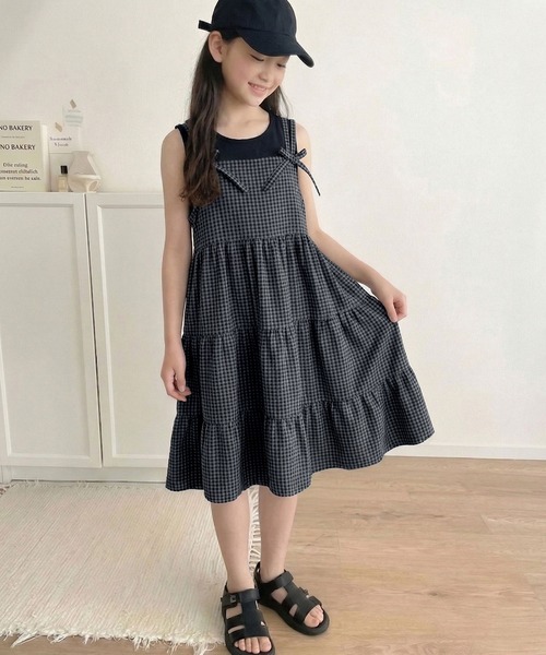 classicalelf(クラシカルエルフ)の「【キッズ】親子リンクコーデ可能◎サッカー素材リボンデザインキャミワンピ(ワンピース・キッズ・ブラック/ブラウン系その他/チャコールグレー×ブラック・100/120/140/160)」の8枚目の写真