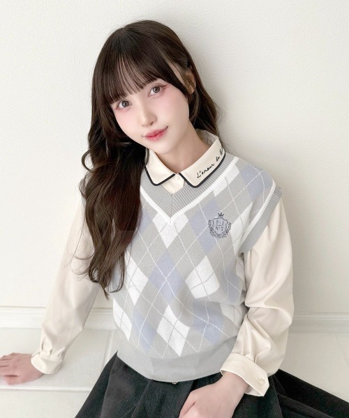 F i.n.t（フィント）の「エンブレム刺繍アーガイルニットベスト/fint フィント（ベスト・レディース・ライトピンク/ライトグレー・FREE）」の2枚目の写真