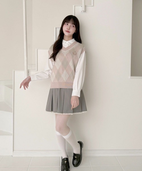 F i.n.t（フィント）の「エンブレム刺繍アーガイルニットベスト/fint フィント（ベスト・レディース・ライトピンク/ライトグレー・FREE）」の3枚目の写真