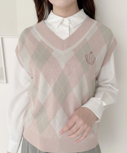 F i.n.t（フィント）の「エンブレム刺繍アーガイルニットベスト/fint フィント（ベスト・レディース・ライトピンク/ライトグレー・FREE）」の4枚目の写真