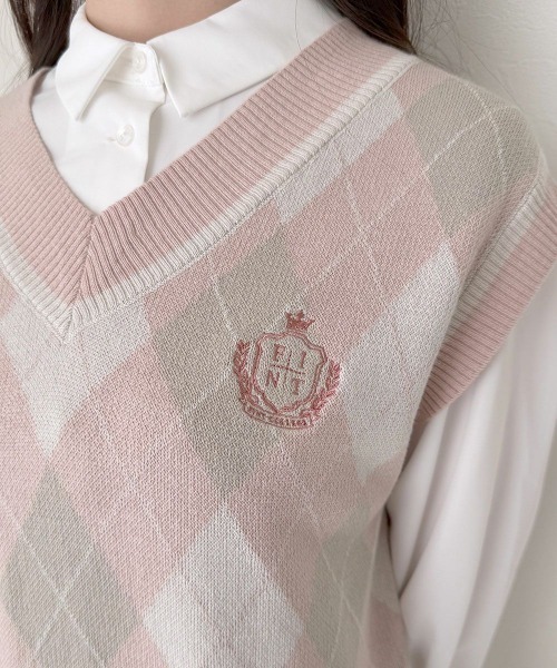 F i.n.t（フィント）の「エンブレム刺繍アーガイルニットベスト/fint フィント（ベスト・レディース・ライトピンク/ライトグレー・FREE）」の5枚目の写真