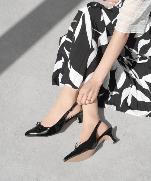 MAMIAN(マミアン)の「ポインテッドトゥ バックストラップ バレエミュール (5.5cmヒール)(パンプス・レディース・ブラック/シルバー・S/M/L/LL)」の2枚目の写真