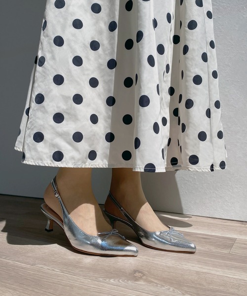 MAMIAN(マミアン)の「ポインテッドトゥ バックストラップ バレエミュール (5.5cmヒール)(パンプス・レディース・ブラック/シルバー・S/M/L/LL)」の21枚目の写真