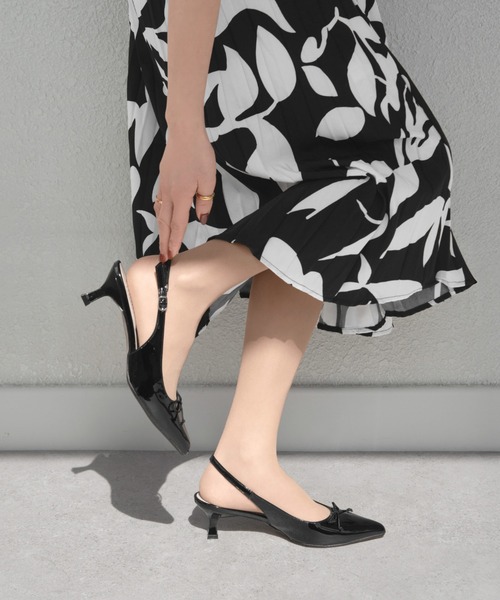 MAMIAN(マミアン)の「ポインテッドトゥ バックストラップ バレエミュール (5.5cmヒール)(パンプス・レディース・ブラック/シルバー・S/M/L/LL)」の15枚目の写真