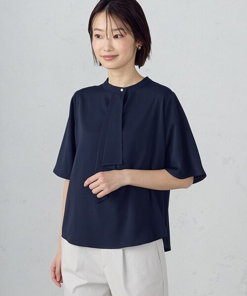 COMME CA ISM(コムサイズム)の「ボウタイ風 半袖ブラウス(シャツ/ブラウス・レディース・ネイビー/グレイッシュベージュ/ホワイト・LARGE/MEDIUM)」の1枚目の写真