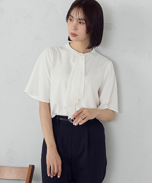 COMME CA ISM(コムサイズム)の「ボウタイ風 半袖ブラウス(シャツ/ブラウス・レディース・ネイビー/グレイッシュベージュ/ホワイト・LARGE/MEDIUM)」の2枚目の写真