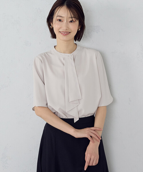 COMME CA ISM(コムサイズム)の「ボウタイ風 半袖ブラウス(シャツ/ブラウス・レディース・ネイビー/グレイッシュベージュ/ホワイト・LARGE/MEDIUM)」の3枚目の写真