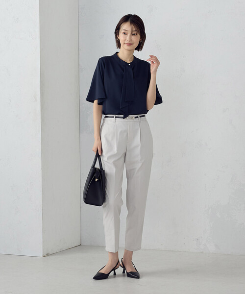 COMME CA ISM(コムサイズム)の「ボウタイ風 半袖ブラウス(シャツ/ブラウス・レディース・ネイビー/グレイッシュベージュ/ホワイト・LARGE/MEDIUM)」の8枚目の写真