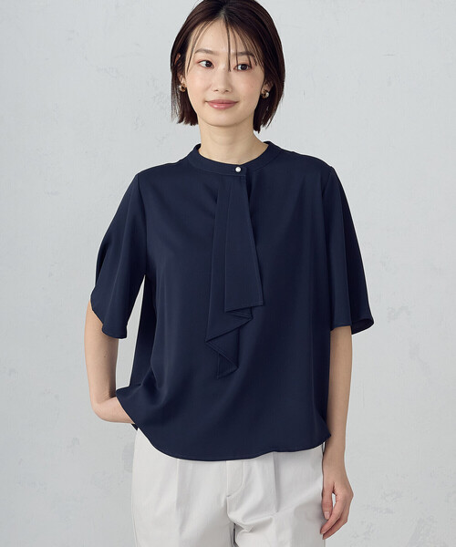 COMME CA ISM(コムサイズム)の「ボウタイ風 半袖ブラウス(シャツ/ブラウス・レディース・ネイビー/グレイッシュベージュ/ホワイト・LARGE/MEDIUM)」の9枚目の写真