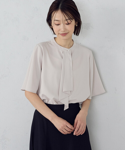 COMME CA ISM(コムサイズム)の「ボウタイ風 半袖ブラウス(シャツ/ブラウス・レディース・ネイビー/グレイッシュベージュ/ホワイト・LARGE/MEDIUM)」の17枚目の写真