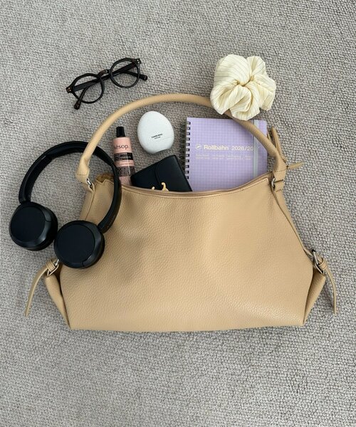 DISCOAT(ディスコート)の「サイドベルトホーボーバッグ(ハンドバッグ・レディース・キャメル/ベージュ/ブラック・FREE)」の2枚目の写真