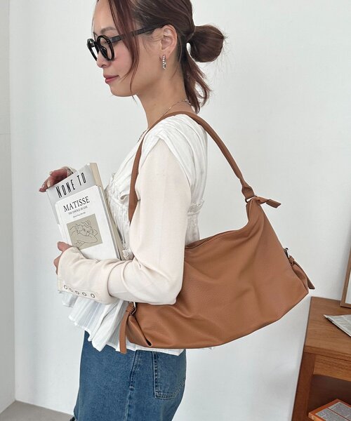 DISCOAT(ディスコート)の「サイドベルトホーボーバッグ(ハンドバッグ・レディース・キャメル/ベージュ/ブラック・FREE)」の3枚目の写真