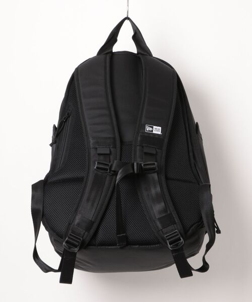 NEW ERA（ニューエラ）の「【NEW ERA/ニューエラ】スポーツパック 31L NEロゴ ブラック（バックパック/リュック・メンズ・ブラック・FREE）」の2枚目の写真