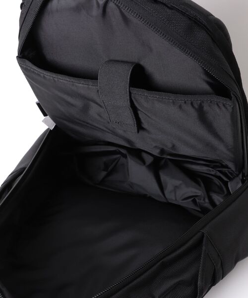 NEW ERA（ニューエラ）の「【NEW ERA/ニューエラ】スポーツパック 31L NEロゴ ブラック（バックパック/リュック・メンズ・ブラック・FREE）」の4枚目の写真