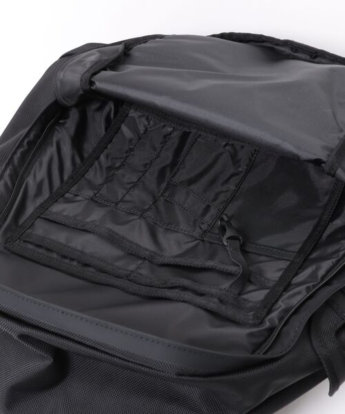 NEW ERA（ニューエラ）の「【NEW ERA/ニューエラ】スポーツパック 31L NEロゴ ブラック（バックパック/リュック・メンズ・ブラック・FREE）」の5枚目の写真