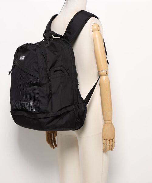 NEW ERA（ニューエラ）の「【NEW ERA/ニューエラ】スポーツパック 31L NEロゴ ブラック（バックパック/リュック・メンズ・ブラック・FREE）」の6枚目の写真