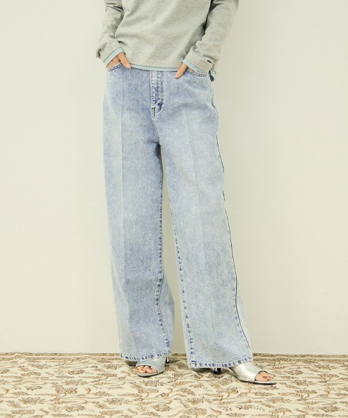 VICKY(ビッキー)の「加工デニム サイドゴムセンタープレスストレートパンツ(デニムパンツ・レディース・ライトブルー/ブルー・M)」の2枚目の写真
