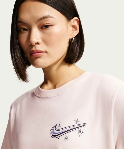 NIKE(ナイキ)の「ナイキ スポーツウェア クラシック ウィメンズ オーバーサイズド Tシャツ / Nike Sportswear Classic Women's Oversized T-Shirt IH7605-103 Chalk(Tシャツ/カットソー・レディース・ホワイト系その他2・S/L/M/XL/XS)」の4枚目の写真