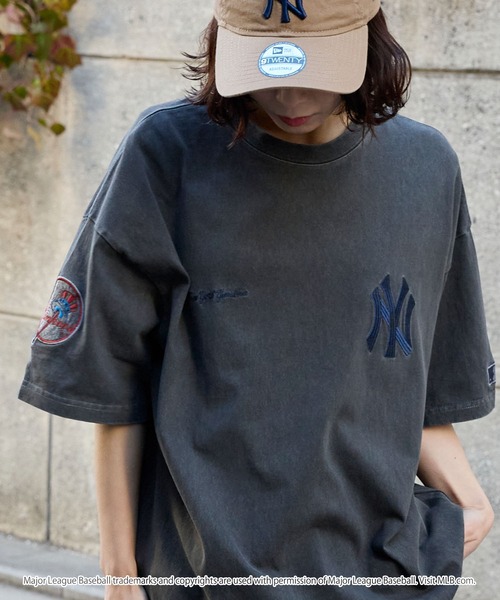 MLB(メジャーリーグベースボール)の「MLB/メジャーリーグベースボール 別注 ワッペン刺繍 ヴィンテージ加工 オーバーサイズ半袖Tシャツ(Tシャツ/カットソー・メンズ・グレイッシュベージュ/ブラック系/ピンク/ブラック/ブラウン/ネイビー・S/M/L)」の2枚目の写真